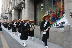 写真:募金を呼びかけながら歩く僧侶