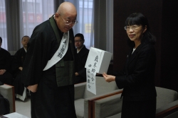 写真:寄付金を手渡す西嶋会長