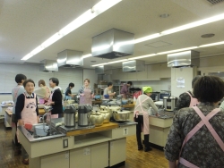 写真:模擬店の準備をする皆さん
