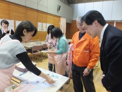 写真：会場を見学する吉住区長