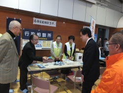 写真：会場を見学する吉住区長