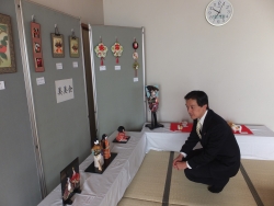 写真:会場を見学する吉住区長