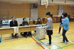 画像：立会人が見守る中、票を投じる