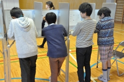 画像:実際に使用する記載台で記入