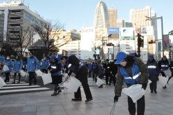 写真:2,000名を超える参加者が清掃