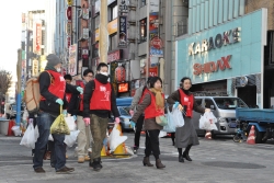 写真:朝の歌舞伎町を清掃