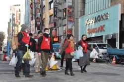 写真：朝の歌舞伎町を清掃