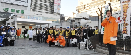 写真：新宿駅東口広場で吉住区長が挨拶