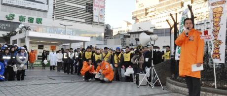 写真:新宿駅東口広場で吉住区長が挨拶