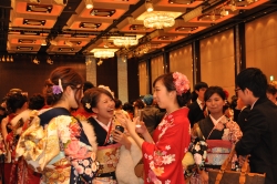 写真:式典会場 歓談の様子