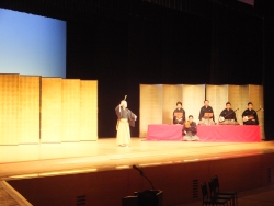 写真：西川扇藏さん、東音宮田哲男さんによる日本舞踊