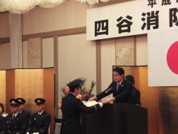 写真:区長賞を贈呈する吉住区長