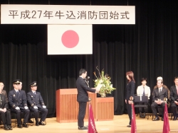 写真:家族感謝状を贈呈する吉住区長