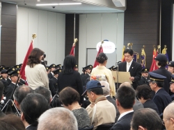 写真:家族感謝状を贈呈する吉住区長