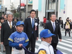写真:パレードで子どもたちと行進する吉住区長