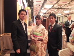 写真:司会を担当した新成人と記念撮影
