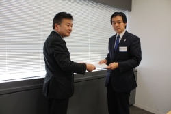 写真:要望書を手渡す吉住区長
