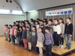 写真:斉唱(牛込仲之小学校)