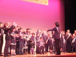 写真:日ごろの成果を披露する子どもたち(合唱)