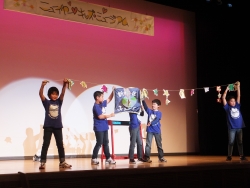 写真:日ごろの成果を披露する子どもたち(マジック)