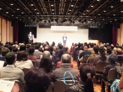写真:満員の会場