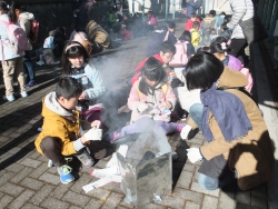 写真:非常食炊き出し訓練の様子