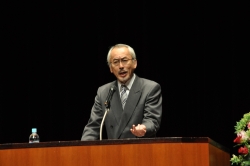 写真:講演する水谷修さん