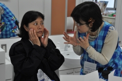写真:咀嚼力測定の様子