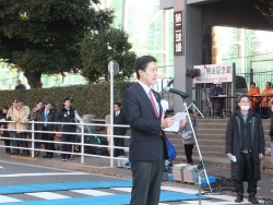 写真:新宿シティハーフマラソン・区民健康マラソンであいさつする吉住区長