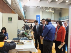写真:会場を見学する吉住区長