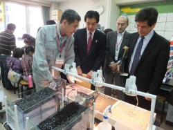 写真:会場を見学する吉住区長