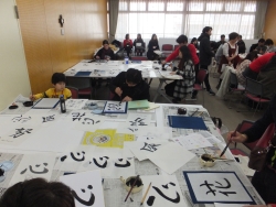 写真:書道の様子