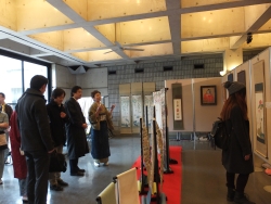 写真：大学で染織を学んでいる学生の作品を見学する吉住区長