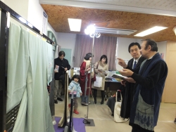 写真:「染の王国新宿展」を見学する吉住区長(落合第ニ小学校)