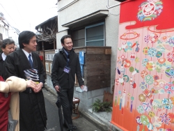 写真:見学する吉住区長