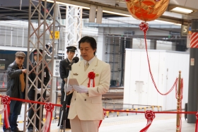 写真:JR新宿駅開業130周年セレモニーで祝辞を述べる吉住区長