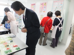 写真:なるなるフェスタを見学する吉住区長