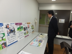 写真:会場を見学する吉住区長