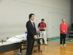 写真:あいさつする吉住区長(新宿ユニカール協会大会)
