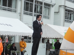 写真:箱根山駅伝大会であいさつする吉住区長