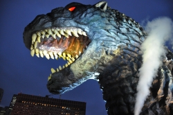 写真:スモークがたかれ目が光るゴジラヘッド