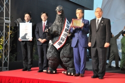 写真:特別住民票交付、観光特使任命式での集合写真