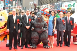 画像:レッドカーペット上での集合写真