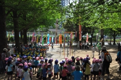 写真:飾り付けに集まった園児達