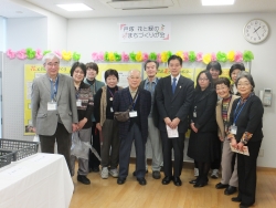 写真:参加者の皆さんと記念撮影(とつか地区協フェスタ)