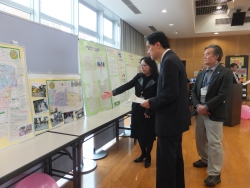 写真:会場を見学する吉住区長(とつか地区協フェスタ)