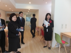 写真:施設を見学する吉住区長