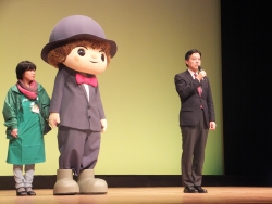 写真:あいさつする吉住区長