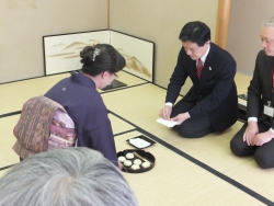 写真：お茶をいただく吉住区長