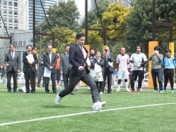 写真：始球式でボールを蹴る吉住区長
